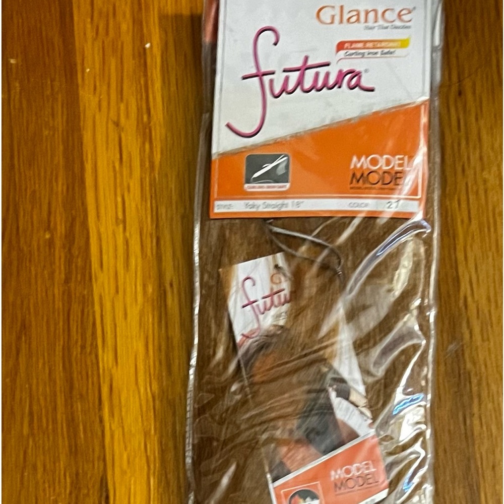 Futura Yaky Straight 18 Inch weave hair color 27-New in original packaging
